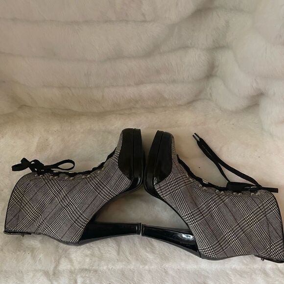 Michael Antonio Black,White &Red plaid fabric lace up boots, black trim SZ7.5 - Picture 7 of 12